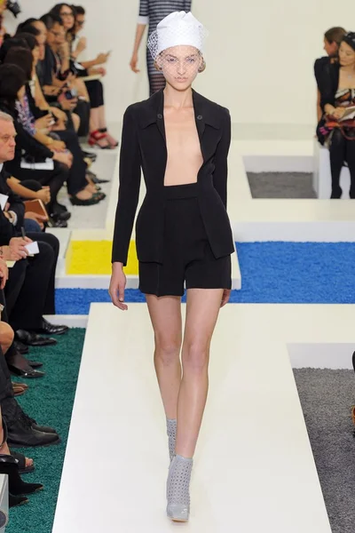Look 16